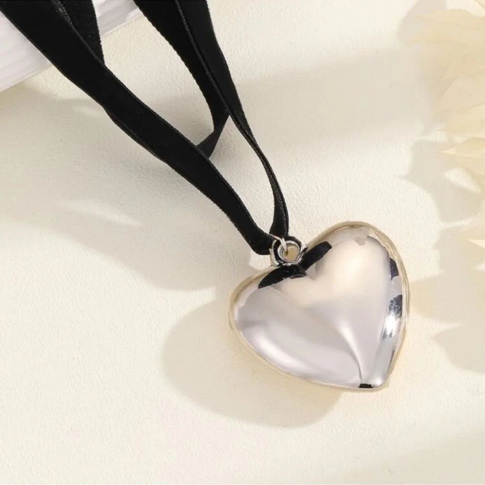 Y2K 90s Silver Heart Charm Velvet Choker Statement Necklace - Picture 5 of 7
